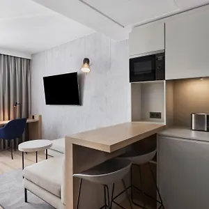 Ξενοδοχείο με διαμερίσματα By Marriott East ****